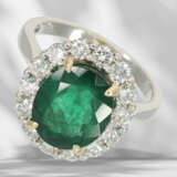 Ring: schöner, handgefertigter Smaragd/Brillant-Blütenring, … - Foto 1