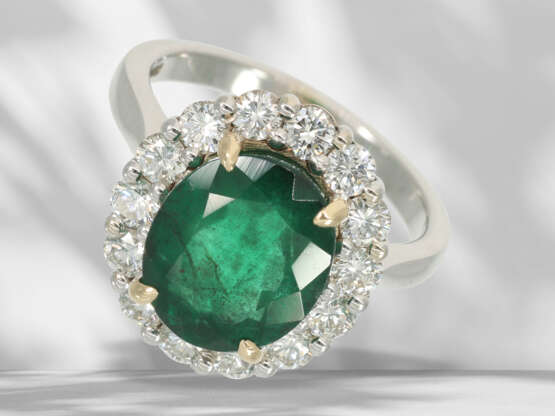 Ring: schöner, handgefertigter Smaragd/Brillant-Blütenring, … - Foto 1