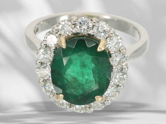 Ring: schöner, handgefertigter Smaragd/Brillant-Blütenring, … - Foto 4