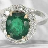 Ring: schöner, handgefertigter Smaragd/Brillant-Blütenring, … - Foto 5