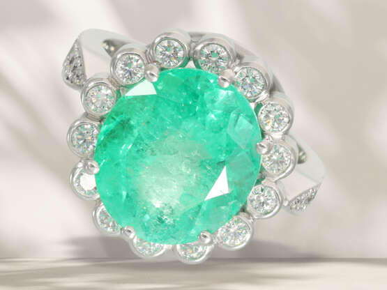 Ring: wertvoller Smaragd/Brillant-Goldschmiede-Blütenring mi… - Foto 1