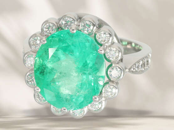 Ring: wertvoller Smaragd/Brillant-Goldschmiede-Blütenring mi… - Foto 2