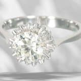 White gold solitaire/brilliant-cut diamond ring, fine brilli… - photo 4