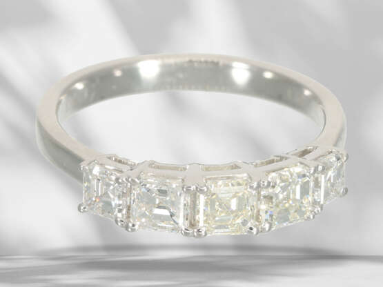 Ring: exceptional gold ring with 5 Asscher-cut diamonds, 1.6… - photo 2
