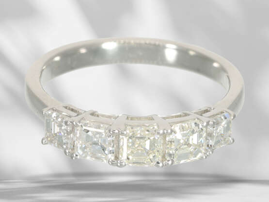 Ring: exceptional gold ring with 5 Asscher-cut diamonds, 1.6… - photo 3