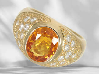 Ring: Goldschmiedering mit seltenem, intensiv orangem Saphir…