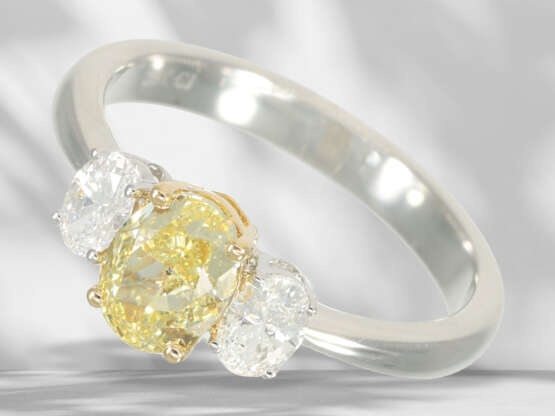 Ring: high-quality diamond ring, centre stone Fancy Intense … - фото 1