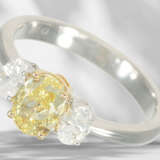 Ring: high-quality diamond ring, centre stone Fancy Intense … - фото 1