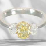 Ring: high-quality diamond ring, centre stone Fancy Intense … - фото 2