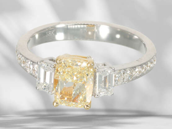 Ring: very high quality, like new diamond ring, centre stone… - photo 3