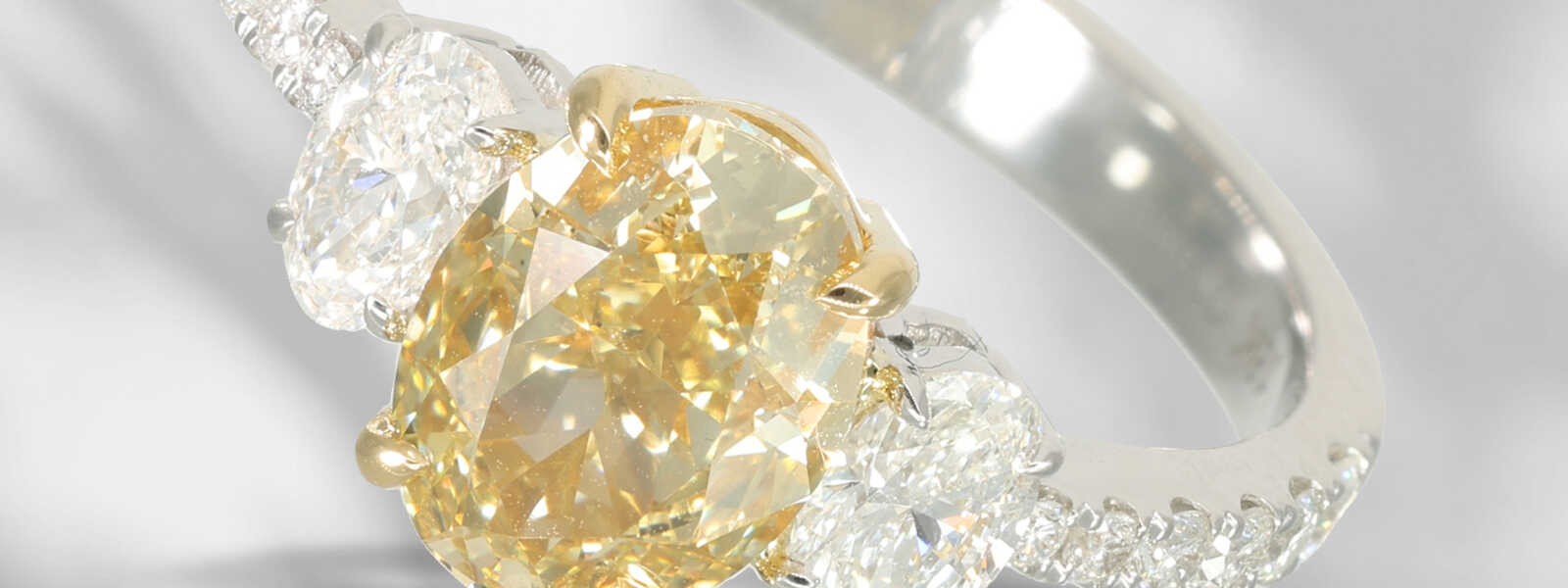 Ring: hochwertiger Fancy Diamantring, Mittelstein 2,09ct…