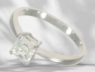Ring: Solitärring mit Emerald-Cut Diamant in Spitzenqualität…
