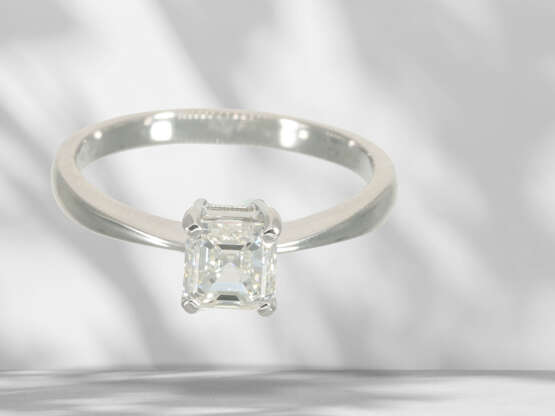 Ring: solitaire ring with emerald-cut diamond in top quality… - фото 2