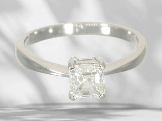 Ring: solitaire ring with emerald-cut diamond in top quality… - фото 3