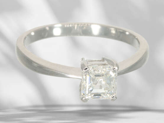 Ring: solitaire ring with emerald-cut diamond in top quality… - фото 4