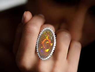 Ring: goldsmith ring with outstanding "Black" fire opal of 2…
