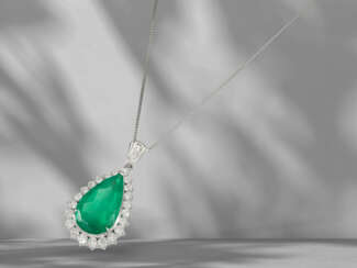 Chain/necklace with precious emerald pendant, platinum, 7.73…