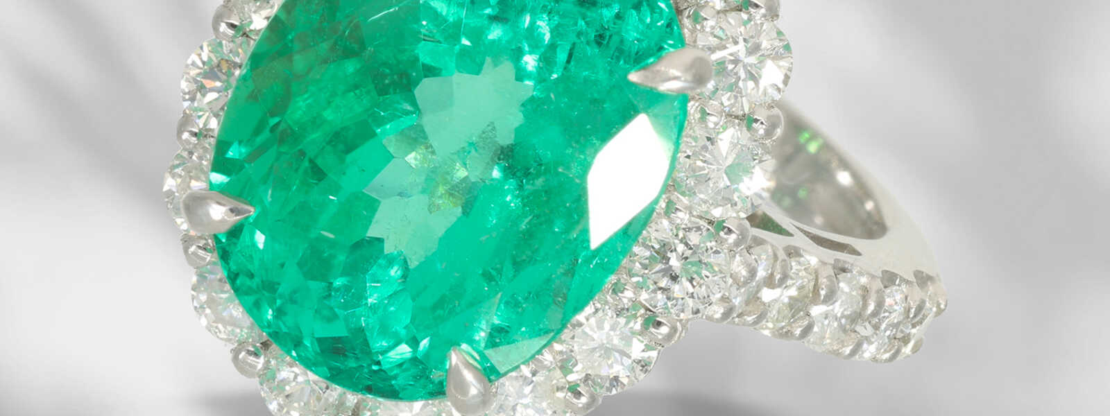 Ring: wertvoller Platinring mit großem Smaragd von 6,1ct und…