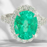 Ring: valuable platinum ring with large emerald of 6.1ct and… - photo 3