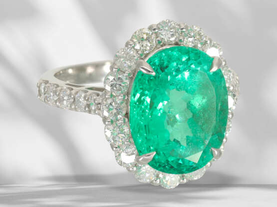 Ring: valuable platinum ring with large emerald of 6.1ct and… - photo 4