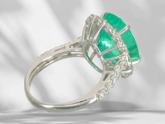 Ring: valuable platinum ring with large emerald of 6.1ct and… - photo 7