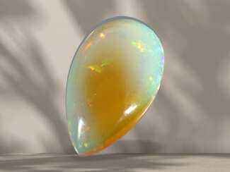 Opal of approx. 30ct in drop shape with interesting play of …