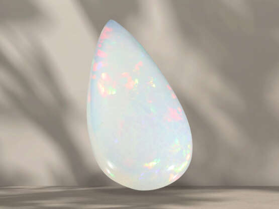 Opal: Schöner Opal-Cabochon in Tropfenform und mit feinem Fa… - Foto 1