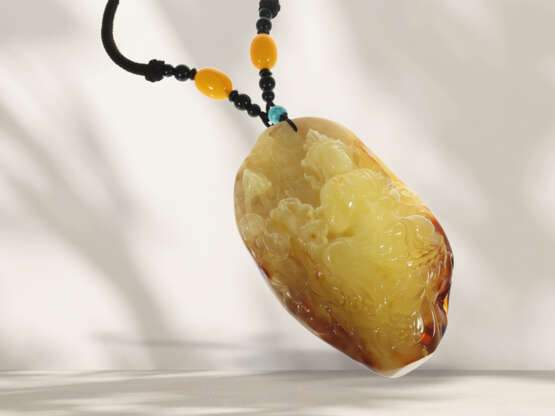 Very beautiful and elaborately cut amber cameo pendant, Budd… - photo 1