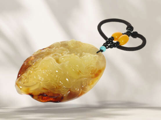 Very beautiful and elaborately cut amber cameo pendant, Budd… - фото 2