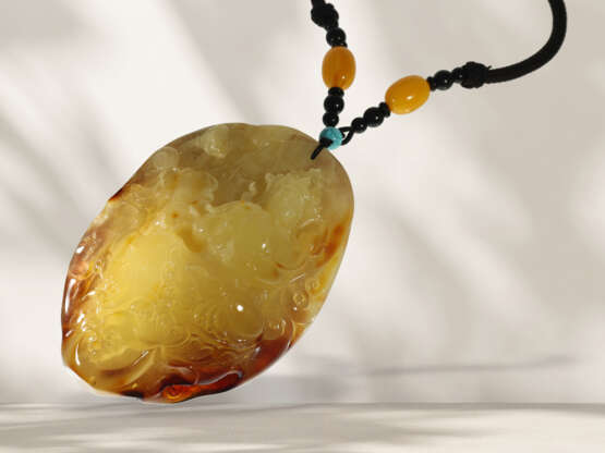 Very beautiful and elaborately cut amber cameo pendant, Budd… - photo 5