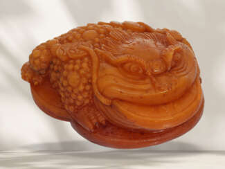Figure/carving: Asian teak/amber carving, "Money frog/Feng S…