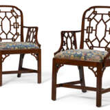 A PAIR OF GEORGE III SOLID MAHOGANY COCKPEN ARMCHAIRS - photo 1