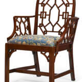 A PAIR OF GEORGE III SOLID MAHOGANY COCKPEN ARMCHAIRS - Foto 3