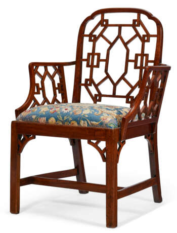 A PAIR OF GEORGE III SOLID MAHOGANY COCKPEN ARMCHAIRS - Foto 3