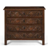 A SPANISH OAK AND WALNUT CHEST-OF-DRAWERS - Foto 1