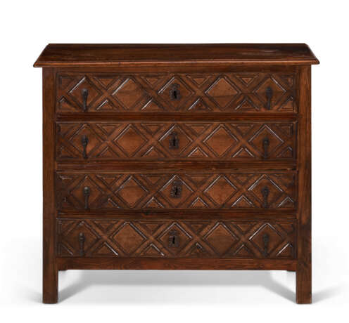A SPANISH OAK AND WALNUT CHEST-OF-DRAWERS - Foto 1