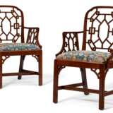 A PAIR OF GEORGE III SOLID MAHOGANY COCKPEN ARMCHAIRS - Foto 7