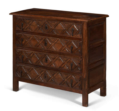 A SPANISH OAK AND WALNUT CHEST-OF-DRAWERS - Foto 2