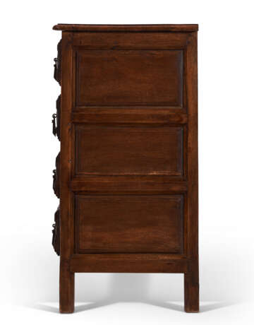 A SPANISH OAK AND WALNUT CHEST-OF-DRAWERS - Foto 3