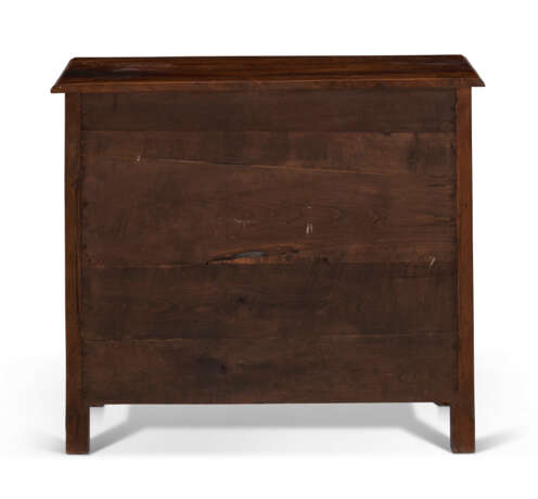 A SPANISH OAK AND WALNUT CHEST-OF-DRAWERS - фото 4