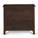 A SPANISH OAK AND WALNUT CHEST-OF-DRAWERS - Foto 4