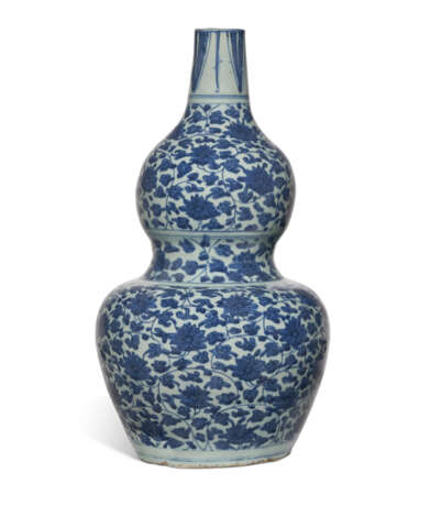 A CHINESE BLUE AND WHITE DOUBLE GOURD VASE - photo 1