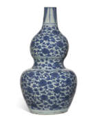 China. A CHINESE BLUE AND WHITE DOUBLE GOURD VASE