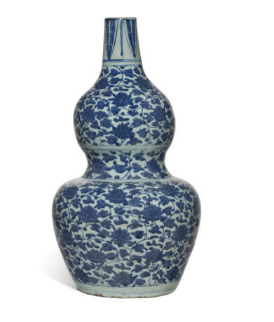 A CHINESE BLUE AND WHITE DOUBLE GOURD VASE - фото 2
