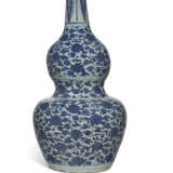A CHINESE BLUE AND WHITE DOUBLE GOURD VASE - Foto 2