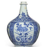 A JAPANESE LARGE BLUE AND WHITE ARITA APOTHECARY BOTTLE - фото 2