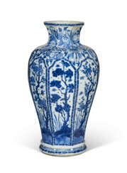 A CHINESE EXPORT PORCELAIN BLUE AND WHITE OCTAGONAL VASE