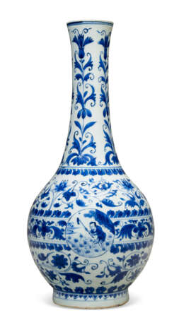 A CHINESE PORCELAIN BLUE AND WHITE BOTTLE VASE - фото 1