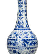Chinese Export. A CHINESE PORCELAIN BLUE AND WHITE BOTTLE VASE