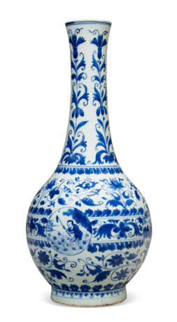 A CHINESE PORCELAIN BLUE AND WHITE BOTTLE VASE - фото 2